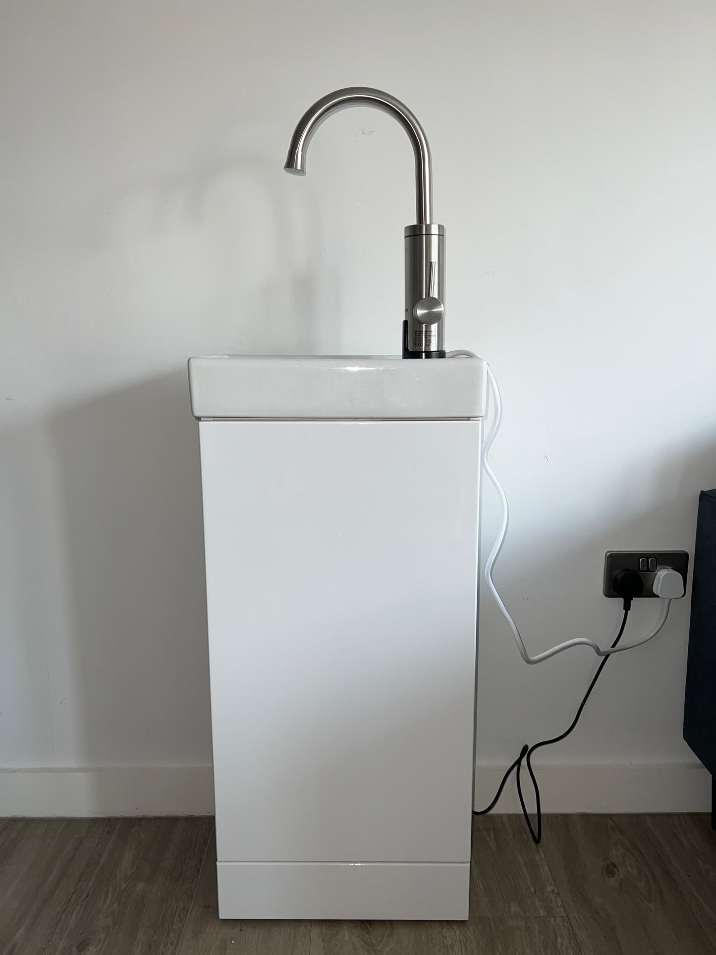 Slim Portable Self-Heating Sink Unit