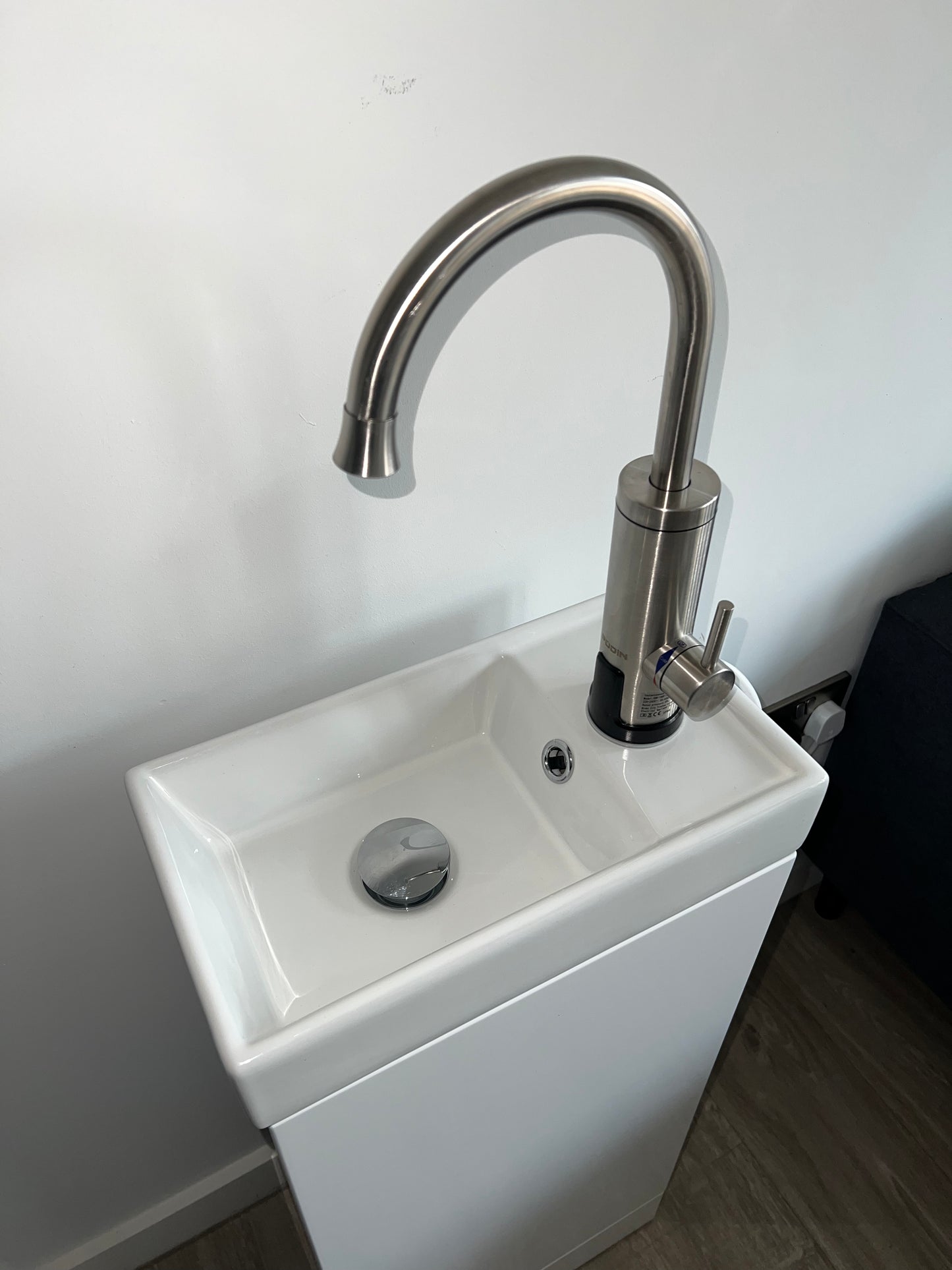 Slim Portable Self-Heating Sink Unit